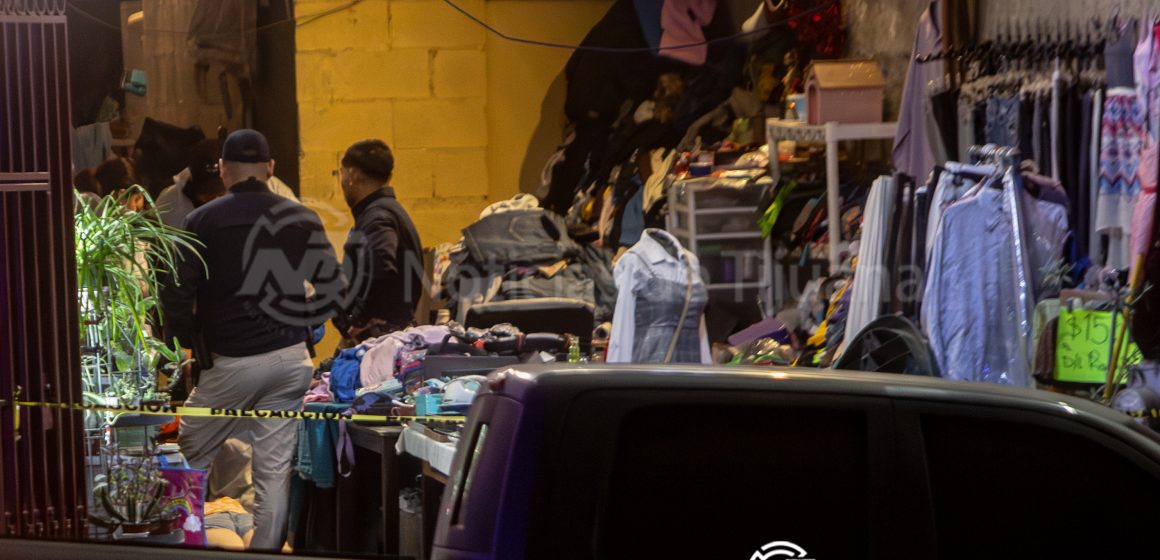 Mujer asesinada dentro de tienda de ropa en camino verde