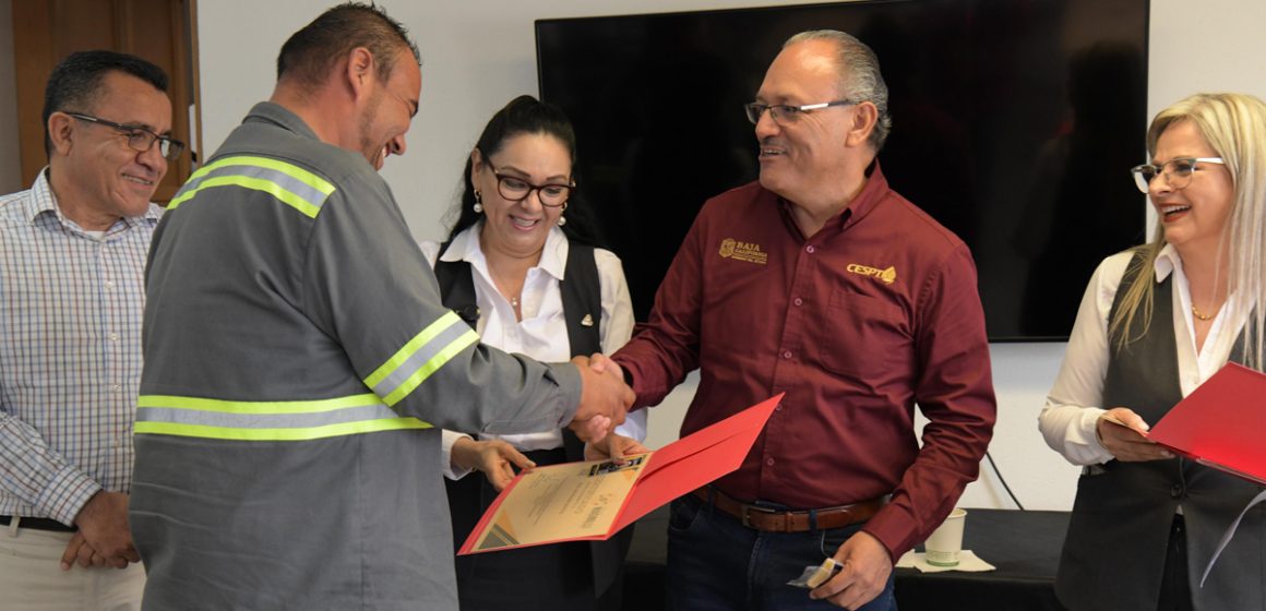 Operadores de excavadoras de la CESPT reciben Certificación de Operación Segura