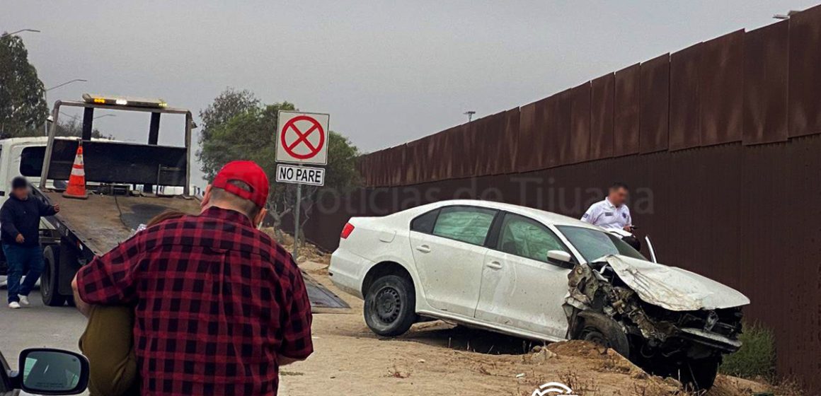 1 Vehículo vuelca y choca contra muro fronterizo en carretera Aeropuerto