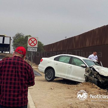 Vehículo vuelca y choca contra muro fronterizo en carretera Aeropuerto