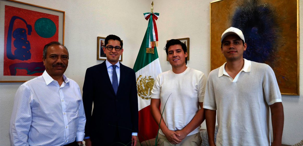 1 Se reúne representante de SRE con mexicanos detenidos en ‘Alligator Alcatraz’