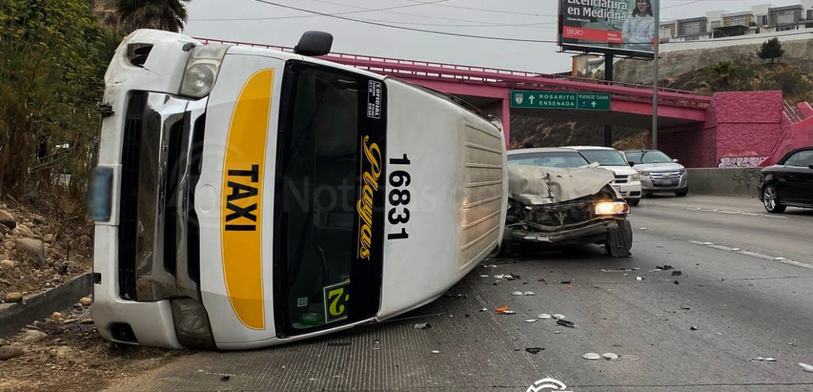 Resultan ilesos 6 pasajeros tras choque y volcadura de taxi de ruta en El Mirador; conductora resulta lesionada