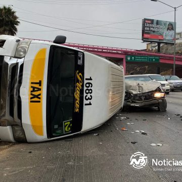 Resultan ilesos 6 pasajeros tras choque y volcadura de taxi de ruta en El Mirador; conductora resulta lesionada
