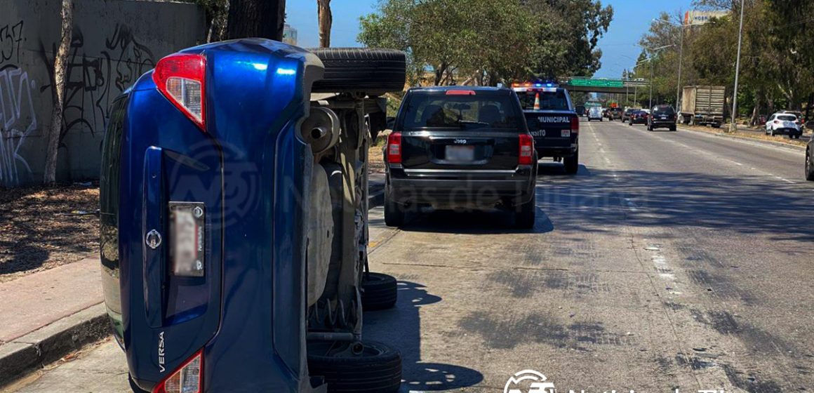 Mujer es detenida tras causar volcadura de transporte por app sobre la Vía Rápida Oriente