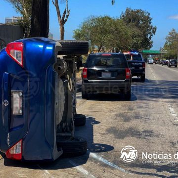 Mujer es detenida tras causar volcadura de transporte por app sobre la Vía Rápida Oriente