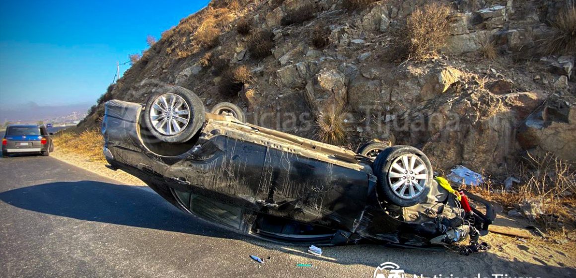 Volcadura en carretera libre Tecate-Tijuana