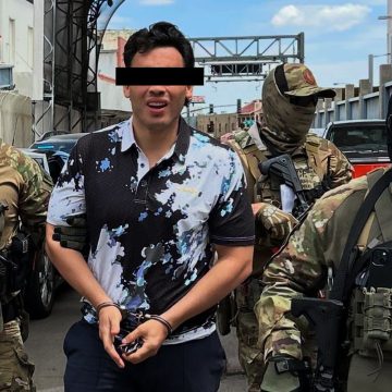 Difunde embajador de EU fotografía de Chávez Jr. previa a ser entregado a la FGR