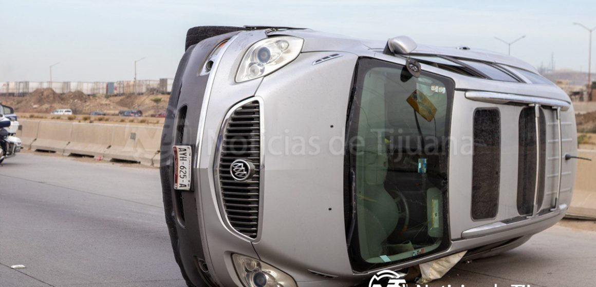 Camioneta Buick termina en volcadura tras accidente en Vía Rápida Alamar