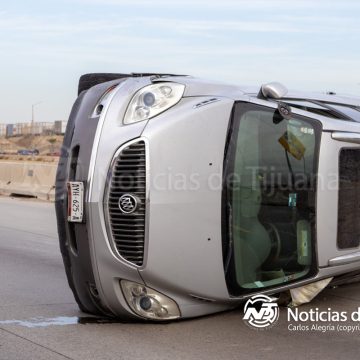 Camioneta Buick termina en volcadura tras accidente en Vía Rápida Alamar