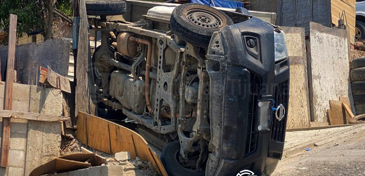 Camioneta de reparto vuelca al ascender pendiente en El Florido