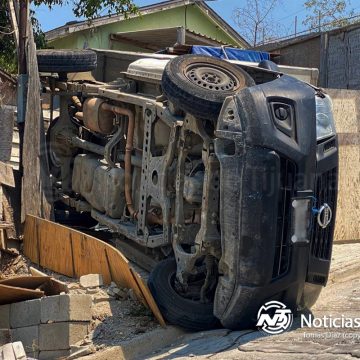 1 Camioneta de reparto vuelca al ascender pendiente en El Florido