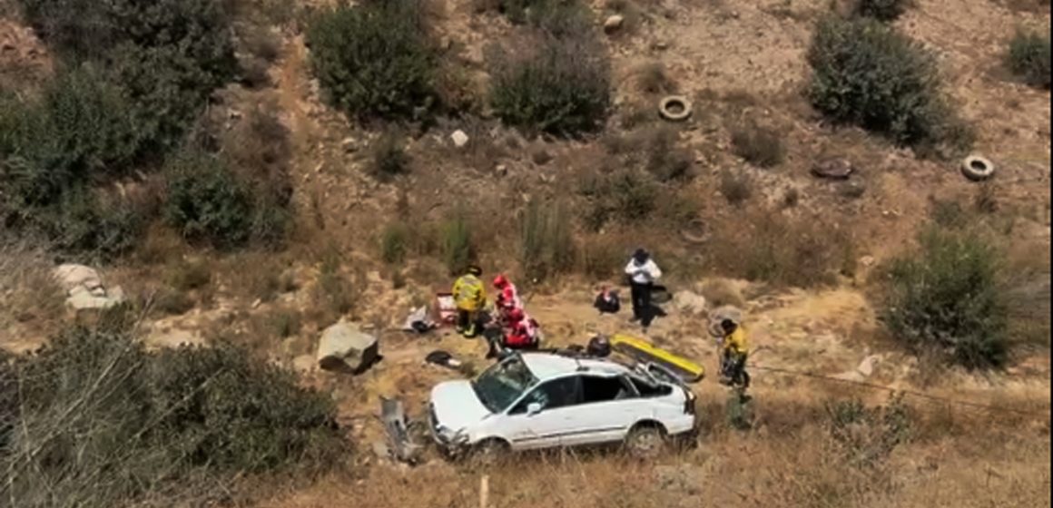 Volcadura de camioneta en bulevar 2000 moviliza a autoridades de Tijuana