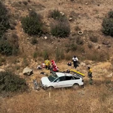 Volcadura de camioneta en bulevar 2000 moviliza a autoridades de Tijuana