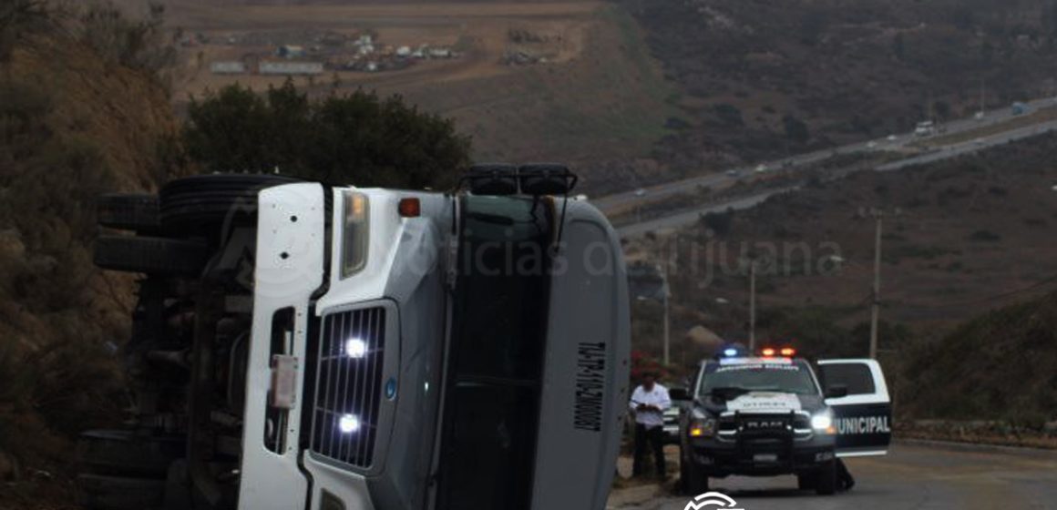 1 Volcadura de camión de personal deja 3 lesionados en la colonia Delicias III