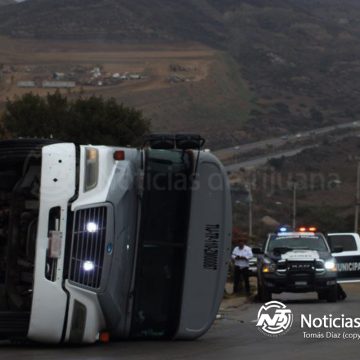 Volcadura de camión de personal deja 3 lesionados en la colonia Delicias III