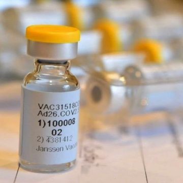 Aprueba FDA vacunas actualizadas contra COVID-19 con restricciones