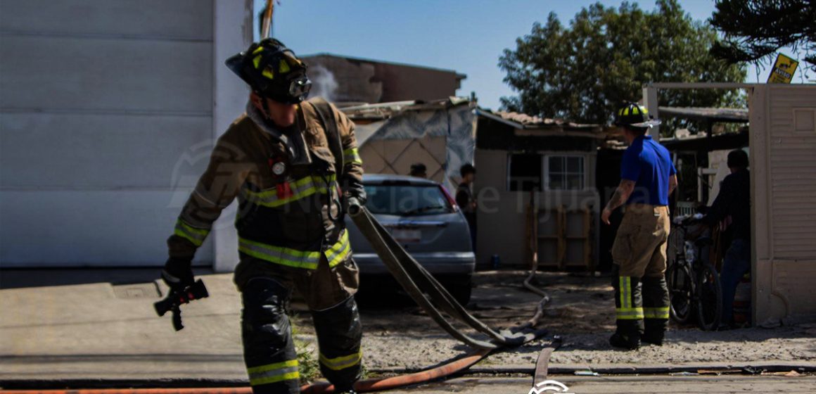 Atienden bomberos de Tijuana incendio de vivienda en la colonia Buenos Aires Sur