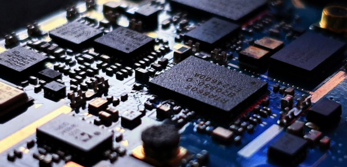 Anuncia Trump arancel de 100% a chips y semiconductores importados