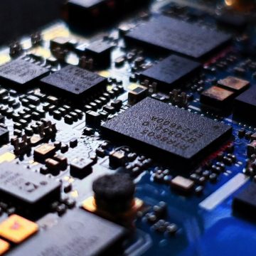 Anuncia Trump arancel de 100% a chips y semiconductores importados