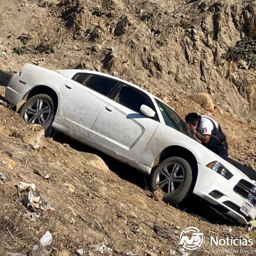 Conductor de Dodge Charger se sale del camino, cae a barranco y abandona el lugar