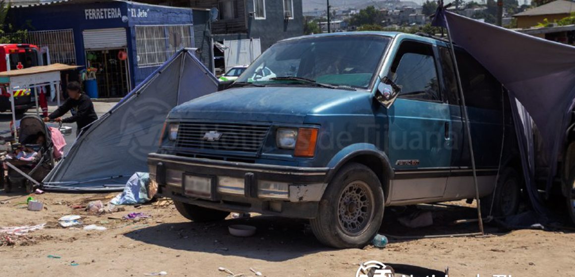 Camioneta arrolla dos puestos en sobreruedas del Pípila y deja a mujer lesionada