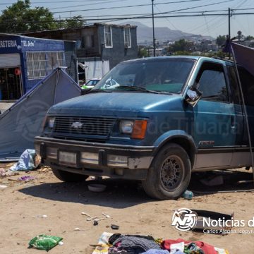 1 Camioneta arrolla dos puestos en sobreruedas del Pípila y deja a mujer lesionada