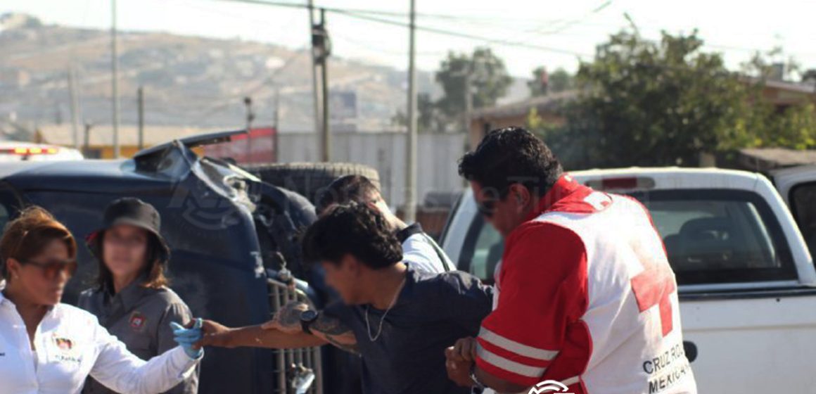 1 Choque y volcadura en la antigua carretera libre Tijuana-Tecate culmina con joven detenido