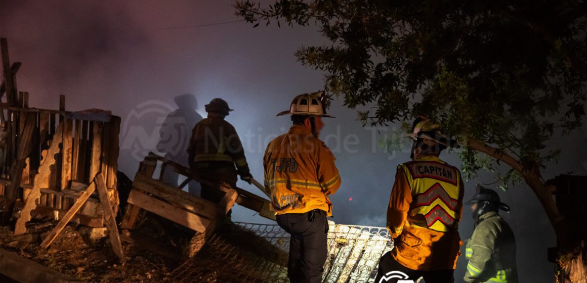 1 Incendio arrasa con dos viviendas en la colonia Emperadores