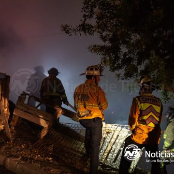 Incendio arrasa con dos viviendas en la colonia Emperadores