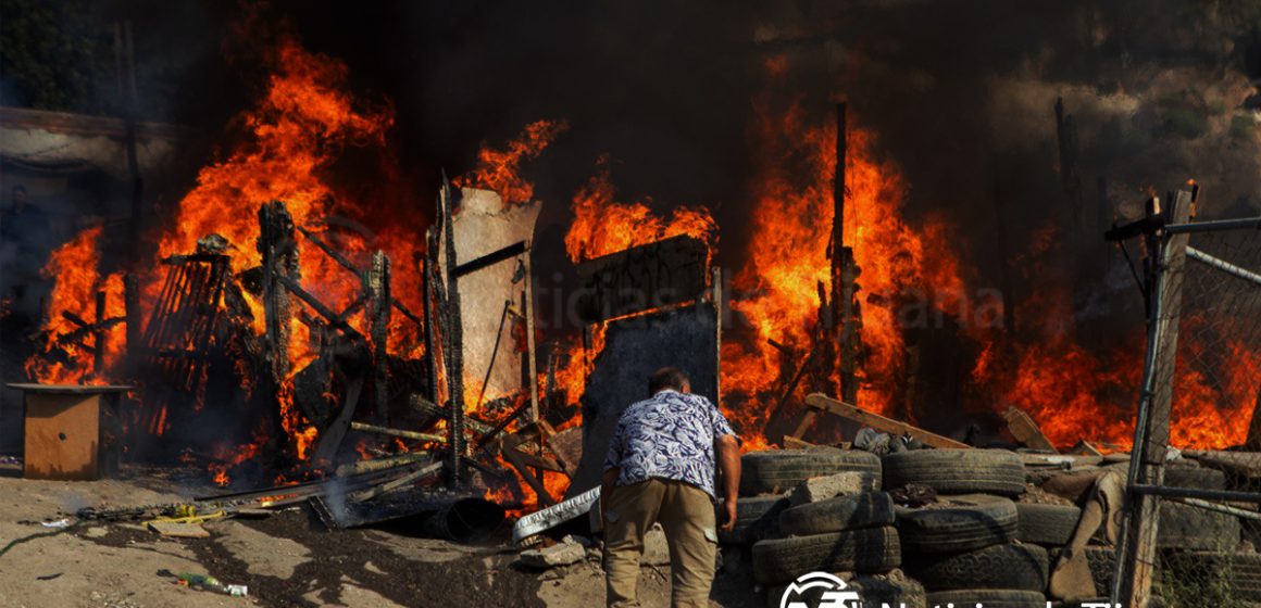 Incendio destruye dos viviendas en la colonia Cerro Colorado
