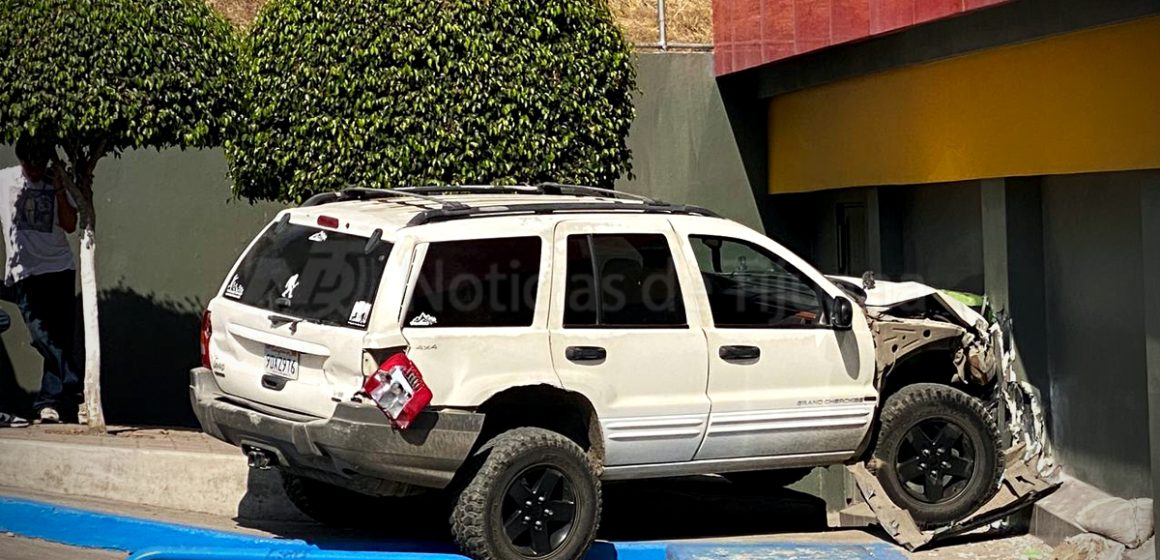 Joven conductora impacta dos paredes con su vehículo