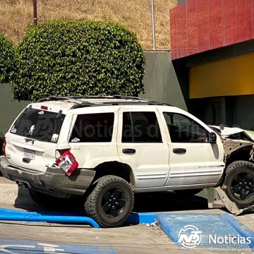 Joven conductora impacta dos paredes con su vehículo