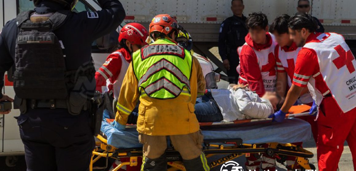 1 Volcadura de transporte público en bulevar 2000 deja tres personas lesionadas