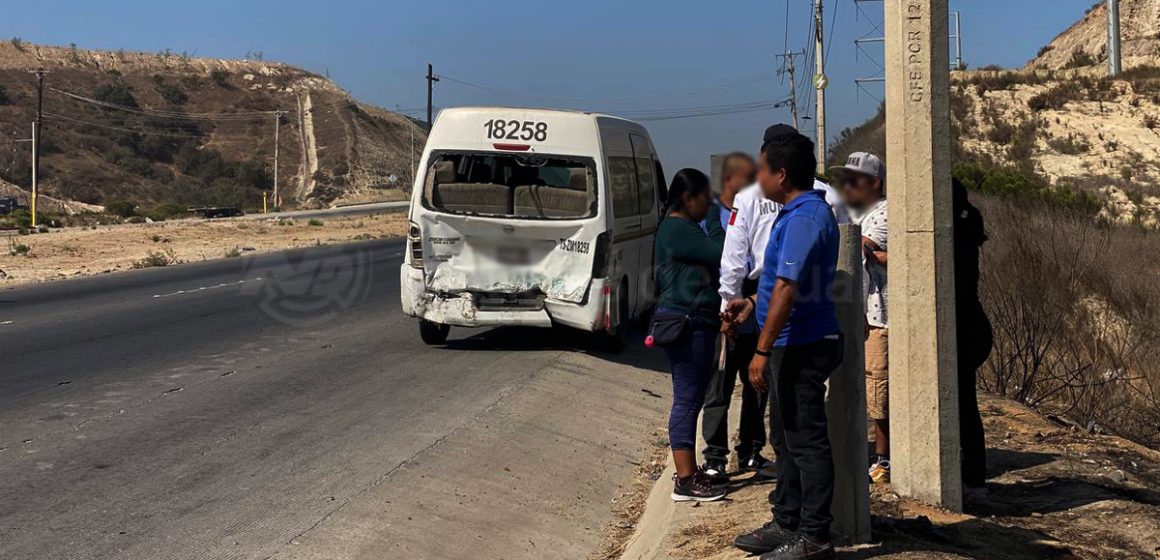 1portada Mujer y menor lesionados tras choque a taxi de ruta en bulevar 2000; hay un detenido
