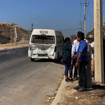 Mujer y menor lesionados tras choque a taxi de ruta en bulevar 2000; hay un detenido