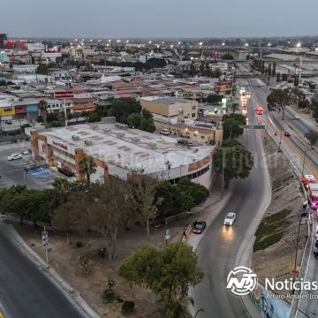 2 Policía impacta vehículo por conducir en sentido contrario en Zona Río