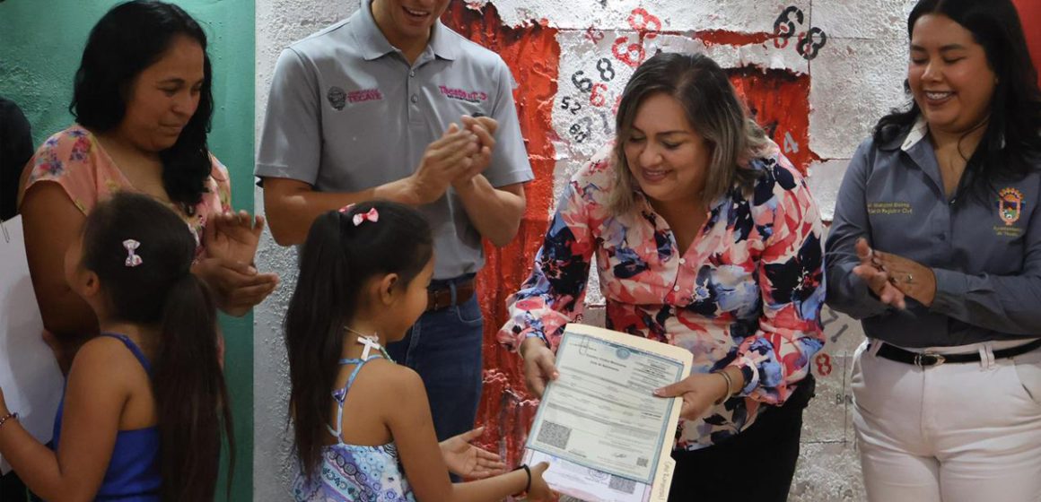 2 Entregan registro de nacimiento gratuitos a dos menores