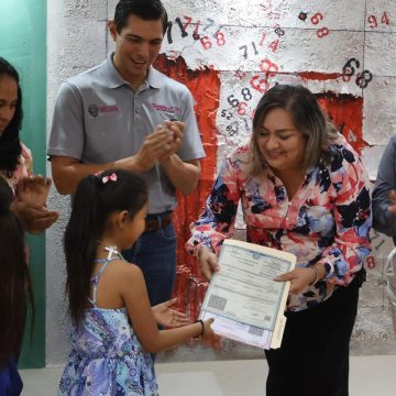 2 Entregan registro de nacimiento gratuitos a dos menores