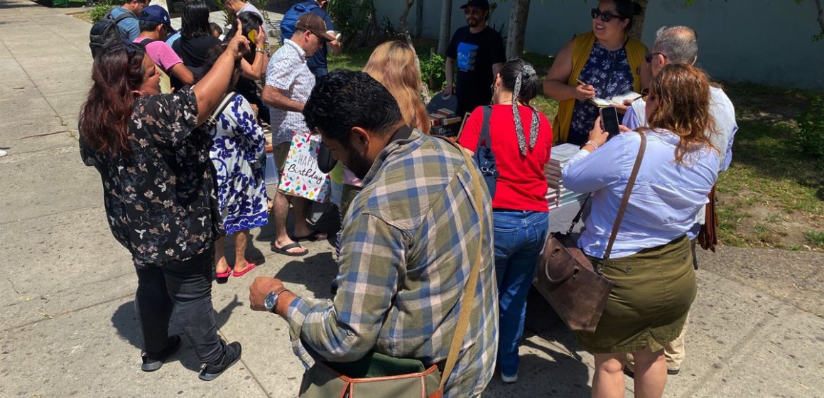 2 Maestras rescatan y donan 400 libros en Tijuana tras cierre de FCE en San Diego