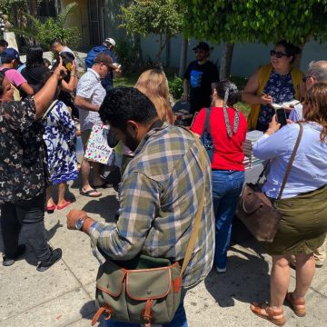 Maestras rescatan y donan 400 libros en Tijuana tras cierre de FCE en San Diego