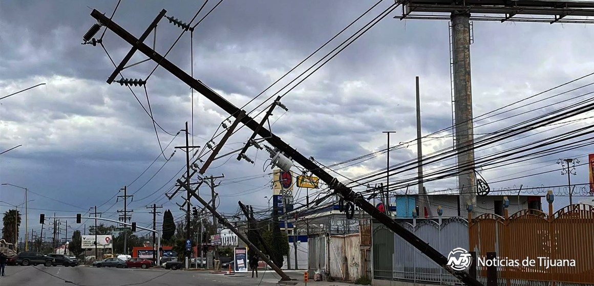2 Pide regidora votar punto de acuerdo en cabildo para retiro de postes en mal estado