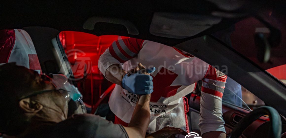 2 Bomberos de Tijuana auxilian a taxista con síntomas de infarto