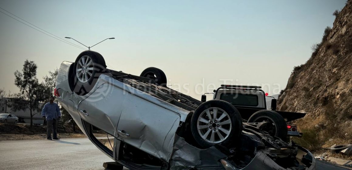 4 Volcadura en bulevar 2000 deja dos lesionados