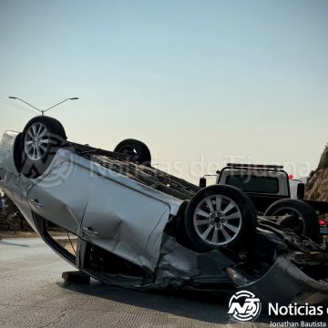 Volcadura en bulevar 2000 deja dos lesionados