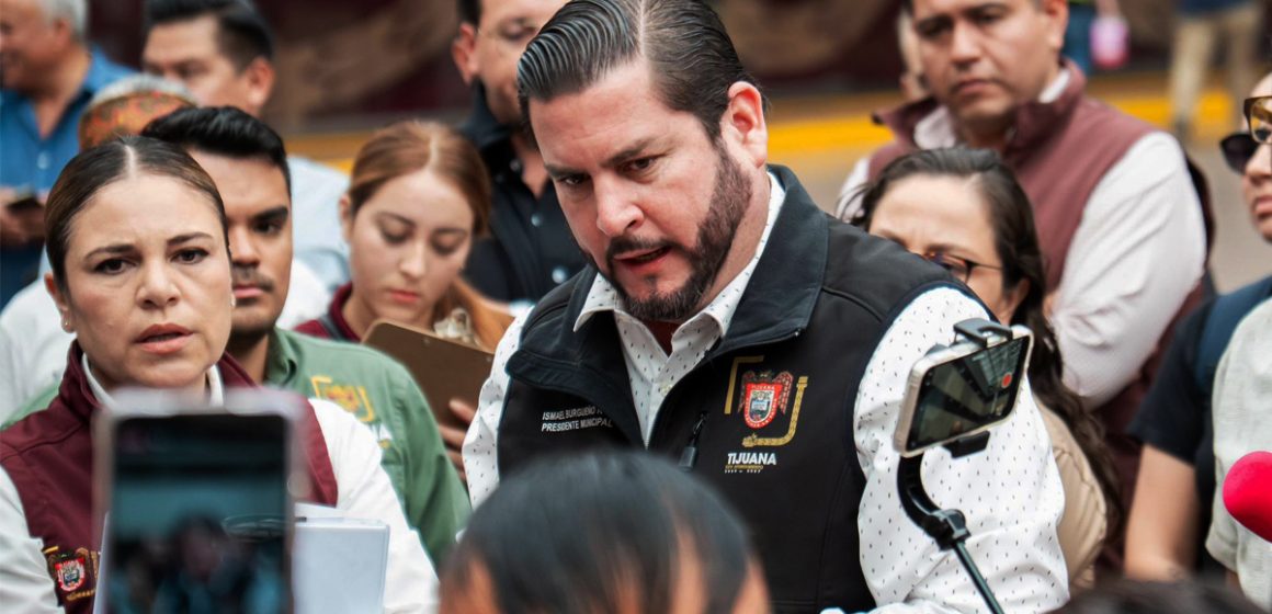 Atiende Ismael Burgueño a madres tras cierres de planteles por seguridad