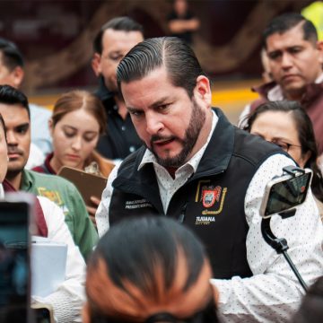 5 Atiende Ismael Burgueño a madres tras cierres de planteles por seguridad