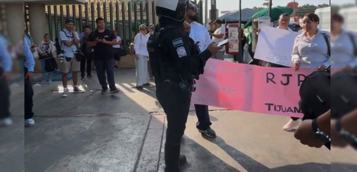 6 Trabajadores del IMSS en Tijuana marchan para exigir cambios en pensiones y jubilaciones