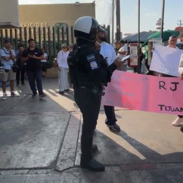 Trabajadores del IMSS en Tijuana marchan para exigir cambios en pensiones y jubilaciones