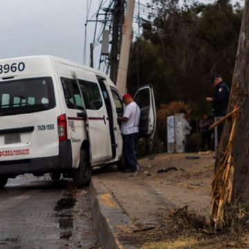 Taxi de ruta se impacta contra poste en bulevar Insurgentes y deja un lesionado
