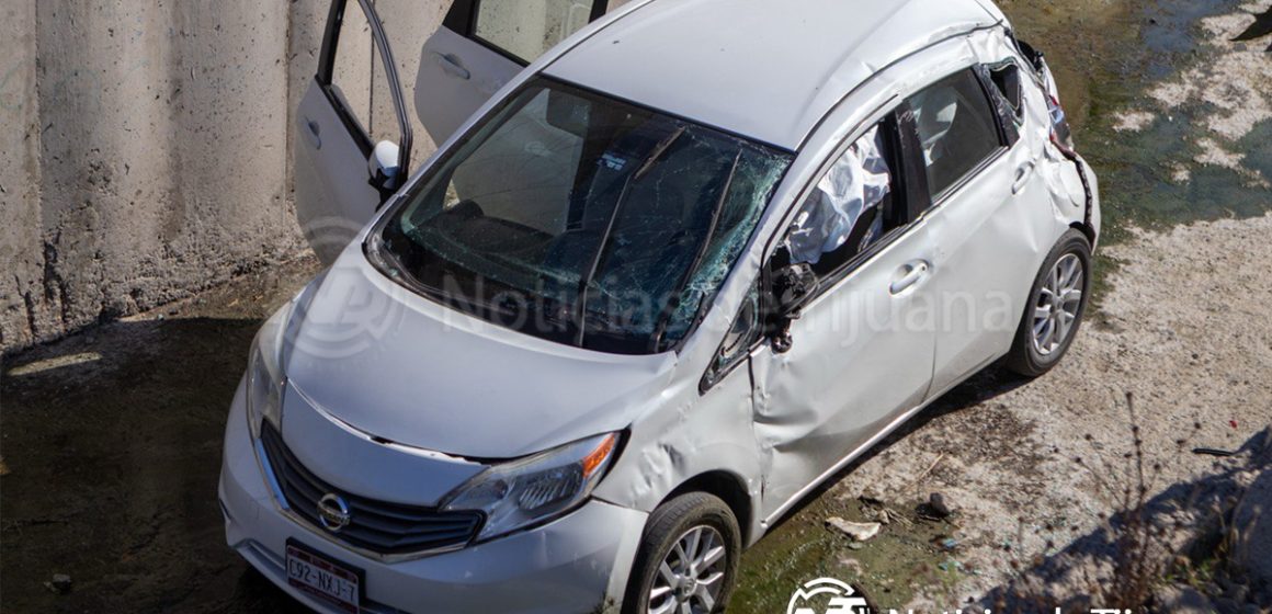 Pareja resulta lesionada tras volcadura en canalización de la colonia Azteca